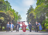 群馬県富岡市の貫前神社で和装前撮りフォトウェディングを家族みんなで撮影した写真です。
