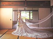 群馬県富岡市の貫前神社の隣の社会教育間で、フォトウェディングのロケーション前撮り撮影を洋装で撮影したした写真。