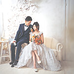 前撮りのフォトウェディングを洋装姿をスタジオで撮影した写真。