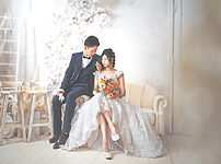 前撮りのフォトウェディングを洋装姿をスタジオで撮影した写真。