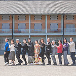 群馬県富岡市の世界遺産富岡製糸場で、フォトウェディングのロケーション前撮り撮影をした和装写真。家族みんなでの写真です。 和装フォトウェディング。白無垢・色打掛でのロケーション撮影