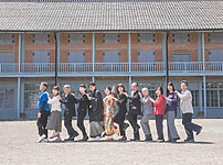 群馬県富岡市の世界遺産富岡製糸場で、フォトウェディングのロケーション前撮り撮影をした和装写真。家族みんなでの写真です。