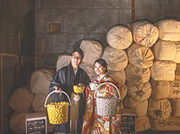 群馬県富岡市の世界遺産富岡製糸場で、フォトウェディングのロケーション前撮り撮影をした和装写真。 和装フォトウェディング。白無垢・色打掛でのロケーション撮影