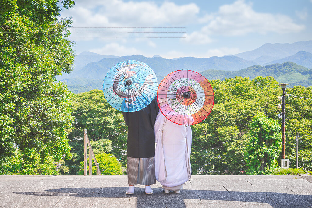 群馬県富岡市の貫前神社で、フォトウェディングのロケーション前撮り撮影をした和装写真で、傘を使った後ろ姿の写真
