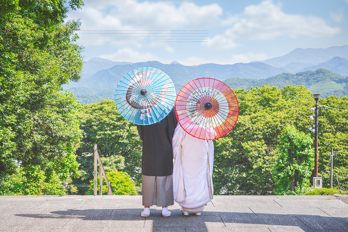 群馬県富岡市の貫前神社で、フォトウェディングのロケーション前撮り撮影をした和装写真で、傘を使った後ろ姿の写真