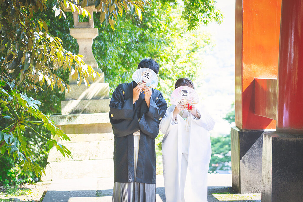 群馬県富岡市の貫前神社で、フォトウェディングのロケーション前撮り撮影をした和装写真で、扇子で顔を隠して撮った写真です。