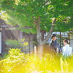 群馬県富岡市の貫前神社の隣の社会教育会館で、フォトウェディングのロケーション前撮り撮影をし和装た写真で、庭で楽しそうにしている写真を撮りました。 和装フォトウェディング。白無垢・色打掛でのロケーション撮影