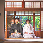 群馬県富岡市の貫前神社の隣の社会教育会館で、フォトウェディングのロケーション前撮り撮影をした和装写真で、人気の正座ポーズです。 和装フォトウェディング。白無垢・色打掛でのロケーション撮影