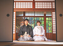 群馬県富岡市の貫前神社の隣の社会教育会館で、フォトウェディングのロケーション前撮り撮影をした和装写真で、人気の正座ポーズです。