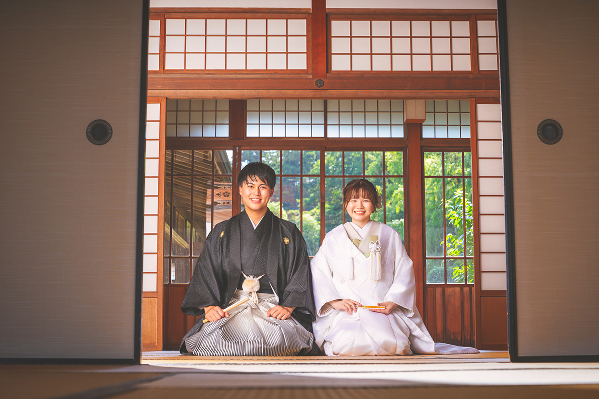 群馬県富岡市の貫前神社の隣の社会教育会館で、フォトウェディングのロケーション前撮り撮影をした和装写真で、人気の正座ポーズです。