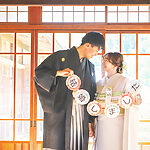 群馬県富岡市の貫前神社の隣の社会教育会館で、フォトウェディングのロケーション前撮り撮影をした和装写真で、ガーランドを使って撮りました。