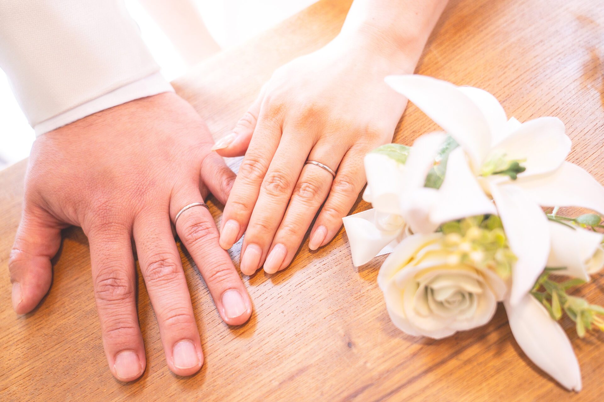 ウェディングフォトのワンシーンで手だけの写真