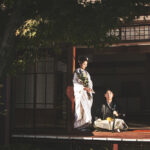 「群馬県富岡市の社会教育会館（旧東國敬神道場）で、昭和天皇ゆかりの重厚な建築を背景に撮影した和装フォトウェディングのロケーション写真」 群馬県富岡市の写真のヤジマで行った和装フォトウェディング。白無垢・色打掛でのロケーション撮影