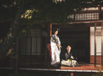 「群馬県富岡市の社会教育会館（旧東國敬神道場）で、昭和天皇ゆかりの重厚な建築を背景に撮影した和装フォトウェディングのロケーション写真」