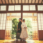 群馬県富岡市の社会教育会館（旧東國敬神道場）で、昭和天皇ゆかりの重厚な建築を背景に撮影した和装フォトウェディングのロケーション写真。臨江閣とは違う雰囲気の写真が残せます。 群馬県富岡市の写真のヤジマで行った和装フォトウェディング。白無垢・色打掛でのロケーション撮影