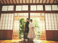 群馬県富岡市の社会教育会館（旧東國敬神道場）で、昭和天皇ゆかりの重厚な建築を背景に撮影した和装フォトウェディングのロケーション写真。臨江閣とは違う雰囲気の写真が残せます。