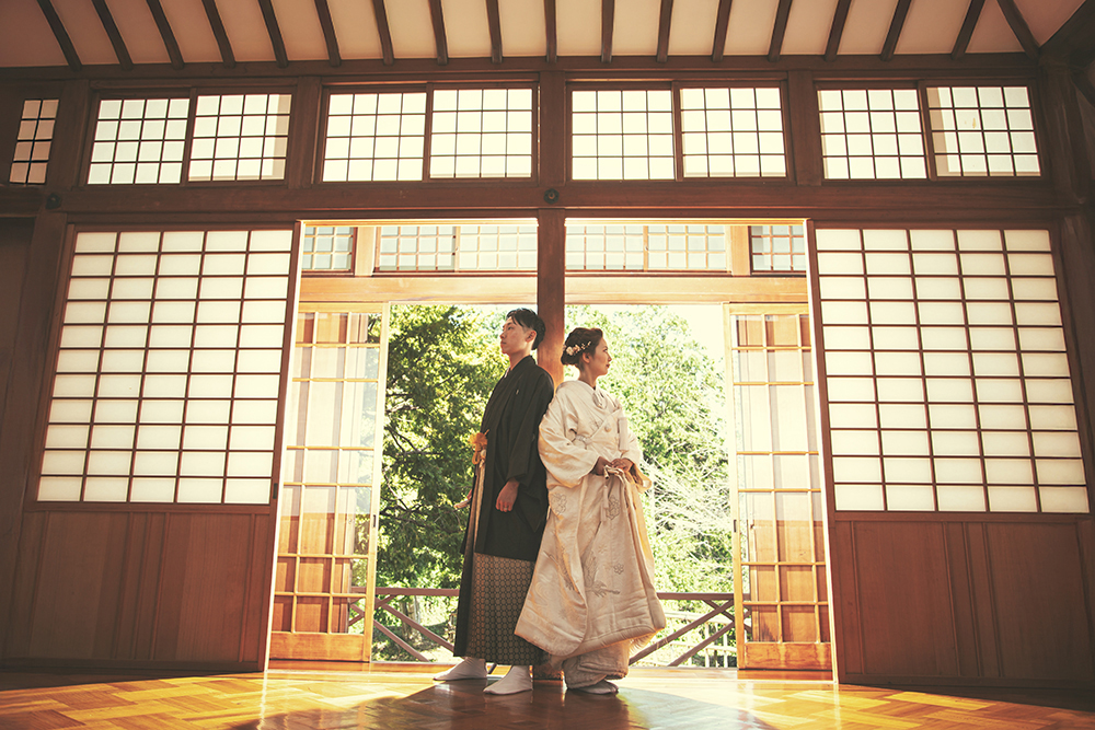 群馬県富岡市の社会教育会館（旧東國敬神道場）で、昭和天皇ゆかりの重厚な建築を背景に撮影した和装フォトウェディングのロケーション写真。臨江閣とは違う雰囲気の写真が残せます。